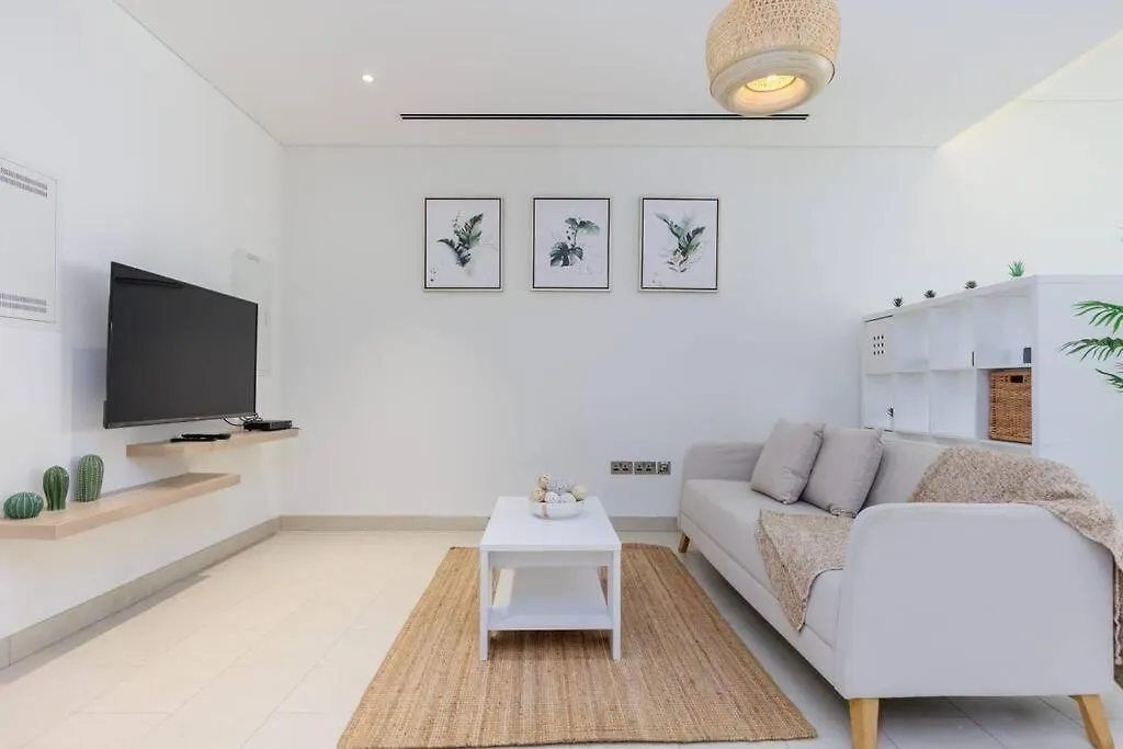 Spacious Minimalistic Studio Dubai 0*,